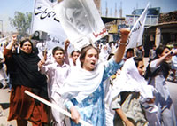 afghaansche Fruuns demonstreert för Gerechtigkeit