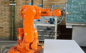 "Fabrikbelegschap" hüüt: Roboterarm