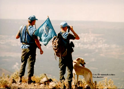 UNO-Suldaten un UNO-Hund up de Golan-Bargen, wo se siet 1974 för Rauh sorgen schüllt.