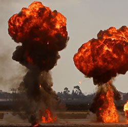Explosion, © Wikimedia Commons, Jon Sullivan 