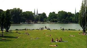 Baadanstalt an de Wakenitz mit Blick op Lübeck