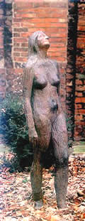 Maria Magdalena, Bronzeplastik in'n Kloosterhoff. Klick op to'n Vergröttern!